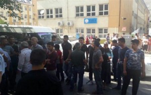 Taksi sifarişi gecikdiyi üçün dayanacağa partlayıcı atdılar - Yaralılar var - FOTOLAR