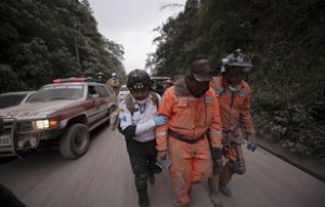 Vulkan püskürdü - 25 ölü, 296 yaralı