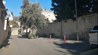 Məhəllədə sürücülər tumbalarla özlərinə parkinq düzəldib - FOTO 