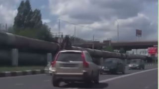 Sükan arxasında yatan sürücü əks yola çıxdı:  Dəhşətli qəza - ANBAAN VİDEO 