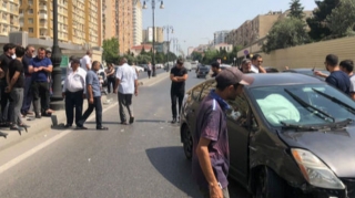 Bakıda “Prius” maneəyə çırpıldı - FOTO 