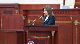 Bahar Muradova Milli Məclisdə hesabat verir   - YENİLƏNİB