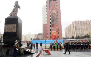 İlham Əliyev “Xocalı” abidəsini ziyarət etdi