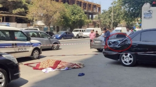 Bakıda iş adamının 19 yaşlı oğlu özünü 9-cu mərtəbədən "Mercedes"in üstünə atdı - VİDEO 