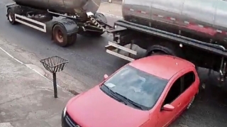 Telefonla danışaraq maşını idarə etdi görün nə oldu  - VİDEO