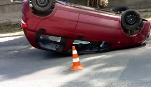 Avtomobil yolun kənarına aşdı: sürücü xəsarət alıb - Salyanda