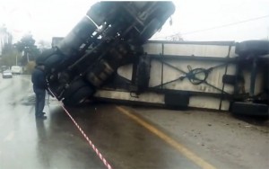 Xaçmazda meyvə dolu yük maşını belə aşdı – FOTO + VİDEO