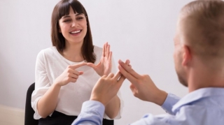 Televiziya kanallarında işarət dili tətbiq ediləcək 