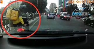 "189 Delivery" şirkətinin kuryeri qəza törədib görün nə etdi - VİDEO