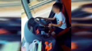 Uşaq şəhərlərarası avtobusu idarə etdi - VİDEO 