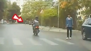 Piyadaya yol verməyən, əl-qol atan  moped sürücüsü  - VİDEO