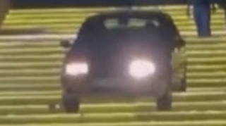 Sürücü pilləkəni piyada yox, maşınla düşdü - VİDEO 