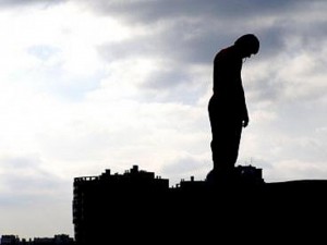 Nərimanovda gənc oğlan özünü hündürlükdən ataraq intihara cəhd edib