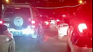 Bu küçədə tıxacdan qaçan sürücülər hər axşam yolu iflic edirlər   - VİDEO