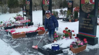 Azyaşlı uşaq şəhidlərin məzarını qardan təmizlədi:  "Onlara soyuq olmasın, üşüyərlər"   - FOTO