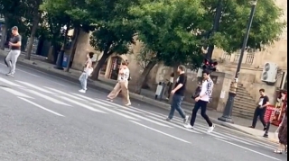 Piyadalar avtomobillərin yoxluğundan baxın necə istifadə etdi  - VİDEO