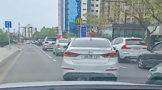 Prospektdə zolaqları kəsə-kəsə hərəkət edən sürücü axına mane oldu   - VİDEO