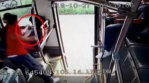 Avtobusda oğrunu şillə-təpiklə döydülər - VİDEO