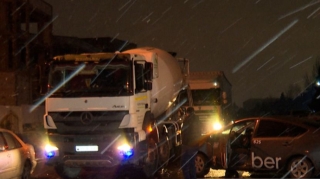 Bakıda taksi yük maşınına ÇIRPILDI - FOTO 