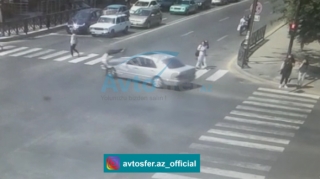 Bakıda yolu qaçaraq keçən qızı maşın belə vurdu - ŞOK REAL VİDEO 