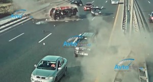 "BMW" "Ford"la toqquşdu: hər ikisi arakəsməyə dəyərək belə aşdı - REAL VİDEO