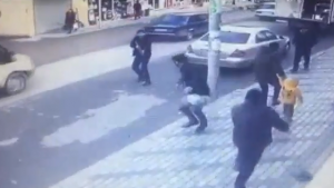 Azərbaycanda hər kəsin gözü önündə həmyerlisini güllələdi - Şok VİDEO