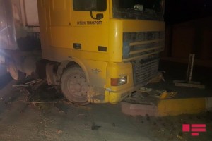 Bakıda yük avtomobili öz-özünə hərəkətə gələrək qəzaya uğrayıb - FOTO