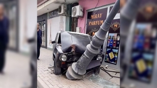 İdarəetmədən çıxan “VAZ” işıq dirəyini yerindən qopardı   - VİDEO