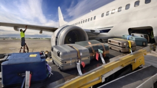 Aeroportda unudulan baqajlar ucuz qiymətə satılır? 