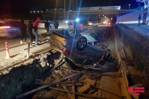 Bakı-Sumqayıt şossesində avtomobil aşıb - VİDEO