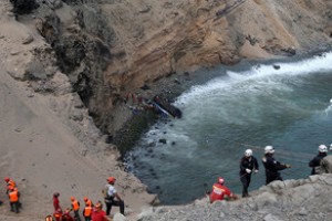 Avtobus dərəyə yuvarlandı: 51 ölü, 6 yaralı