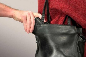 Qadının çantasından 400 manat oğurlanıb - Bakıda