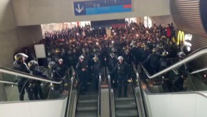 Miqrantlar Paris aeroportunda etiraz aksiyası keçirib - FOTO