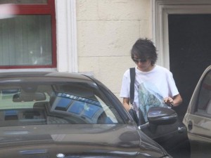 Fanatı Zemfiranın maşınını əzdi: diqqət çəkmək istəyirmiş – FOTO