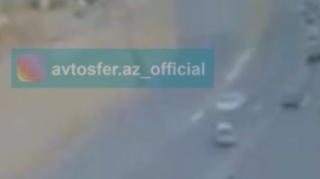 Bibiheybət məscidinin qarşısında ağır qəza; qoşa xətti kəsmək istədi və...  - VİDEO