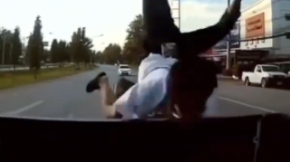 Motosikletdən fırlanıb avtomobilin içinə düşdü  - VİDEO