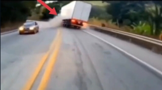 "TIR"ın təkəri partladı, sürücü ölümdən xilas oldu - VİDEO