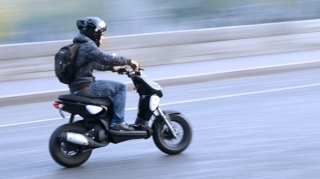 Moped idarə etmək üçün sürücülük vəsiqəsi tələb olunacaq 