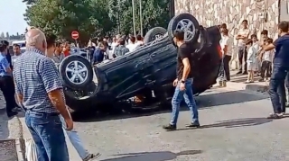Qubada sükanı buraxan sürücü maşını aşırdı    - VİDEO