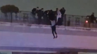 "20 Yanvar" körpüsündən özünü atmaq istəyən şəxs belə xilas edildi - VİDEO 