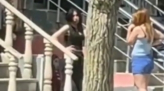 Bakıda müştəri çağıran mini ətəkli qızlar - SİQARET, PİVƏ...  - VİDEO