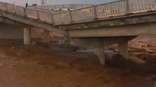 Körpü uçdu, 2 ölkəni birləşdirən yol bağlandı 