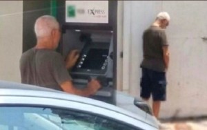 Məşhur müğənni təbii ehtiyacını küçədə ödədi - FOTO