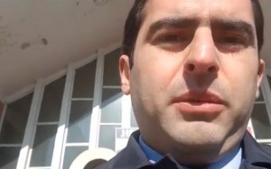 Nazir tualetdən canlı yayım etdi - VİDEO