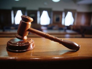 Qayınanasını qətlə yetirib, həyat yoldaşını ağır yaralayanın məhkəməsi başlayıb