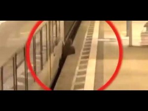 Metroda dəhşət anlar - VİDEO