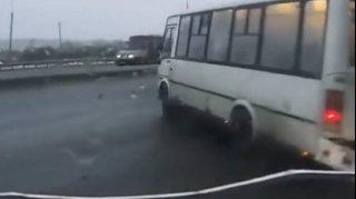 Yolda sürüşən marşrut avtobusu qəzaya düşdü - VİDEO
