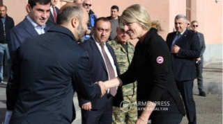 Kanadanın XİN rəhbəri Ermənistan-Azərbaycan sərhədinə getdi 