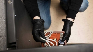 Bakıda qadın evdən 15 min manatlıq qızıl oğurlayıb 