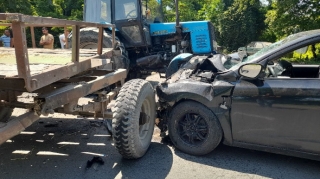 Qaxda minik avtomobili traktorla toqquşdu: yaralananlar var - FOTO